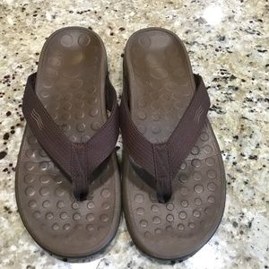 Vionic Tide Sandal/flip flop mens 9 women’s 10 Very Good Condition Brown